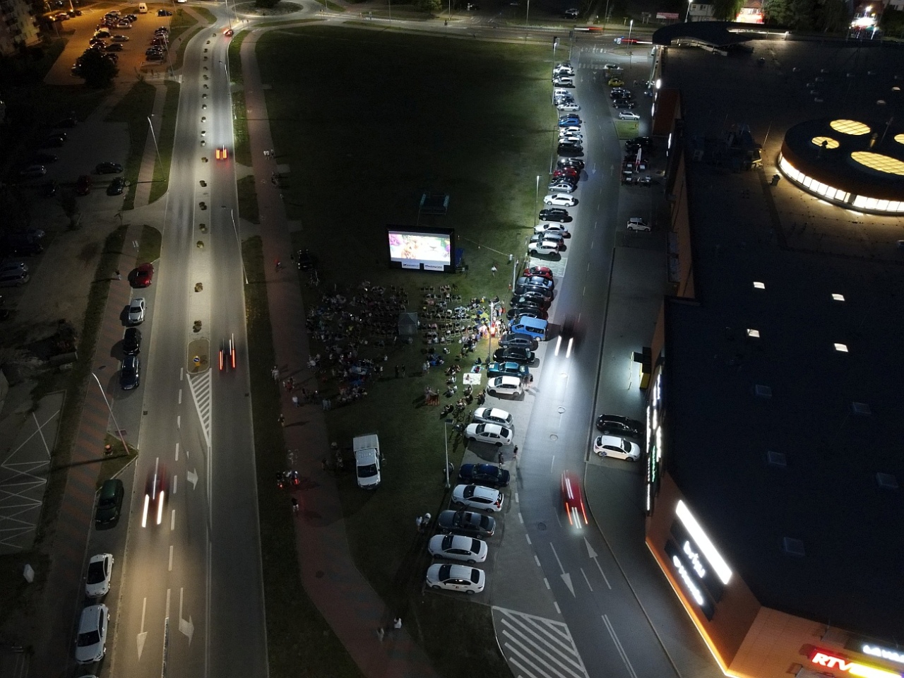 Letnie kino plenerowe w Ostrołęce. Na dużym ekranie film „Krudowie 2: Nowa Era” [24.08.2024] - zdjęcie #7 - eOstroleka.pl