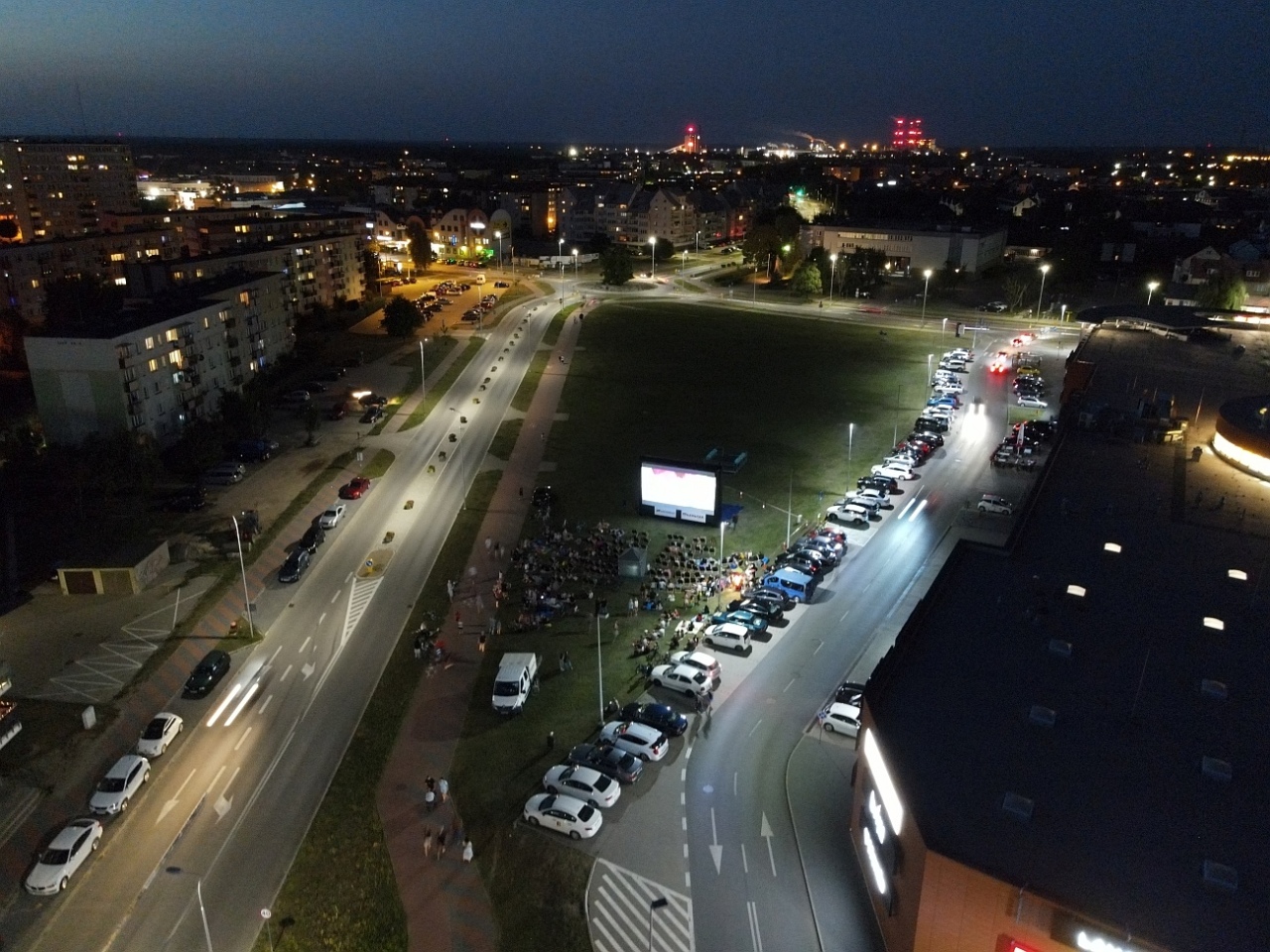 Letnie kino plenerowe w Ostrołęce. Na dużym ekranie film „Krudowie 2: Nowa Era” [24.08.2024] - zdjęcie #3 - eOstroleka.pl
