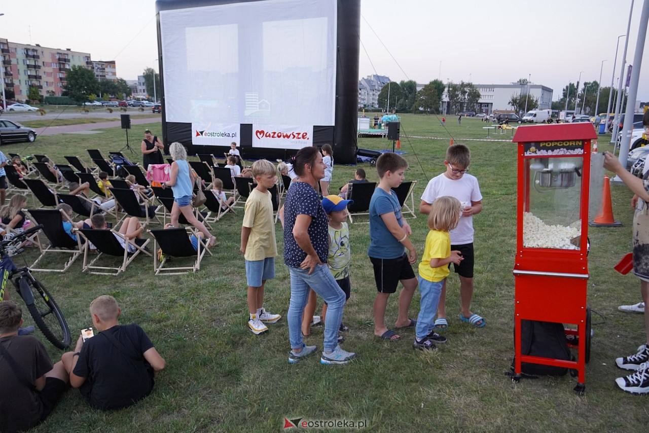Letnie kino plenerowe w Ostrołęce. Na dużym ekranie film „Krudowie 2: Nowa Era” [24.08.2024] - zdjęcie #90 - eOstroleka.pl
