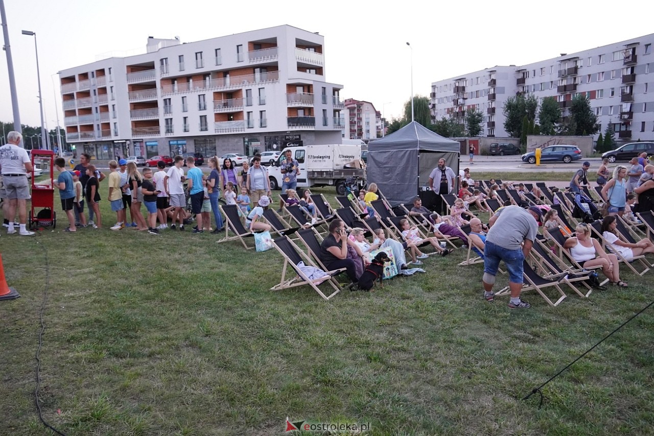 Letnie kino plenerowe w Ostrołęce. Na dużym ekranie film „Krudowie 2: Nowa Era” [24.08.2024] - zdjęcie #85 - eOstroleka.pl