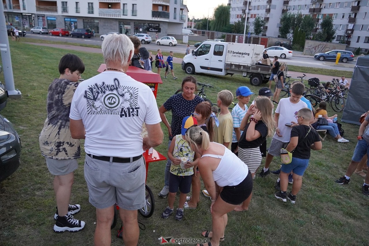 Letnie kino plenerowe w Ostrołęce. Na dużym ekranie film „Krudowie 2: Nowa Era” [24.08.2024] - zdjęcie #84 - eOstroleka.pl