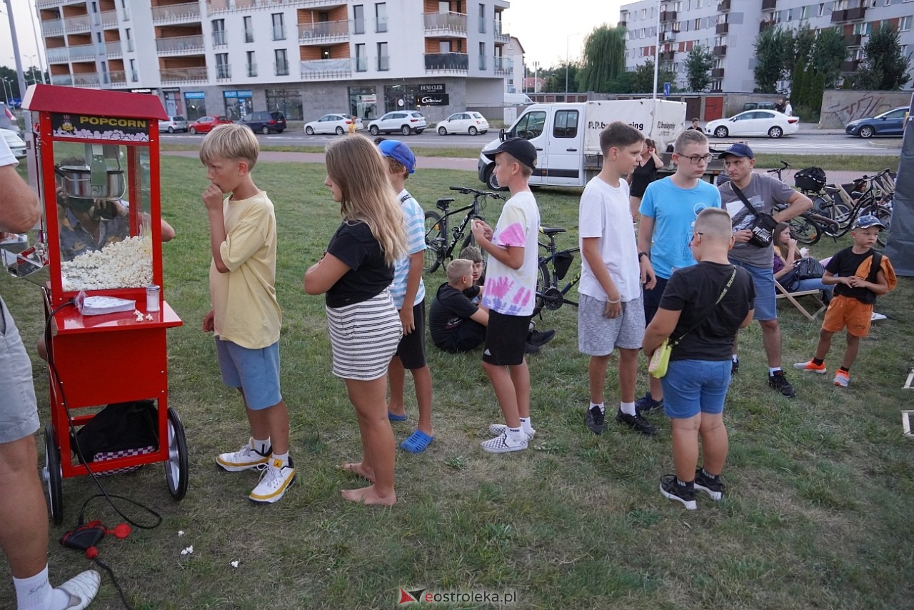 Letnie kino plenerowe w Ostrołęce. Na dużym ekranie film „Krudowie 2: Nowa Era” [24.08.2024] - zdjęcie #83 - eOstroleka.pl