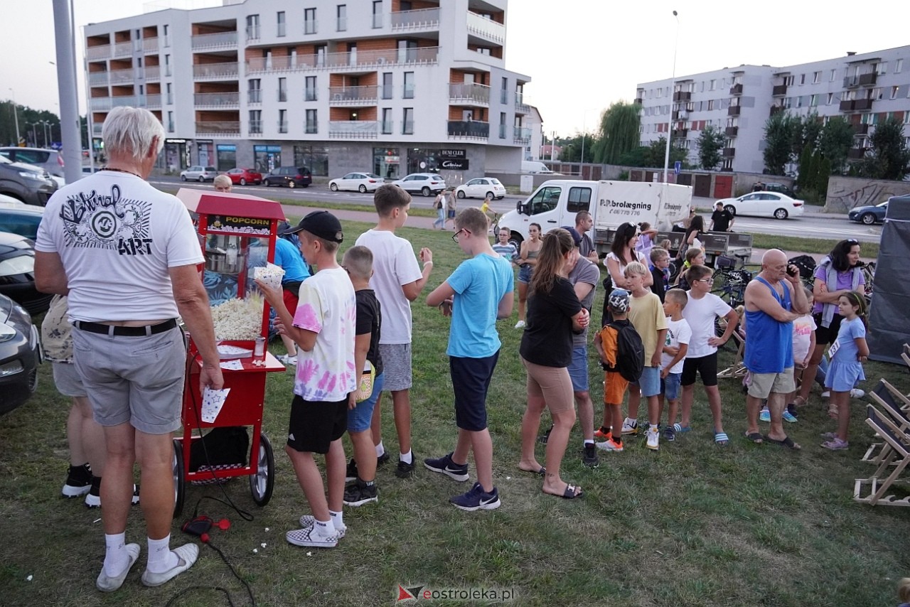 Letnie kino plenerowe w Ostrołęce. Na dużym ekranie film „Krudowie 2: Nowa Era” [24.08.2024] - zdjęcie #82 - eOstroleka.pl