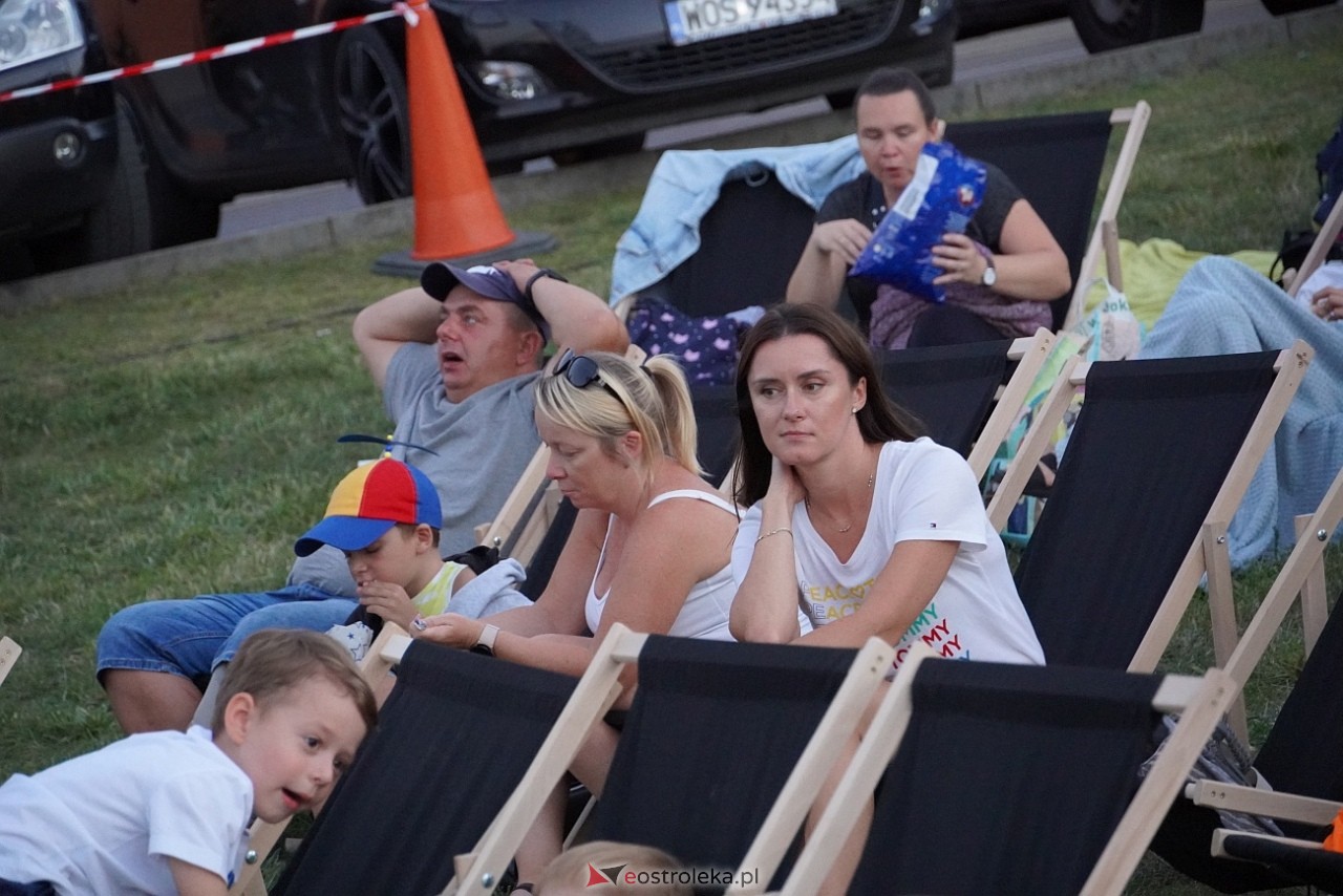 Letnie kino plenerowe w Ostrołęce. Na dużym ekranie film „Krudowie 2: Nowa Era” [24.08.2024] - zdjęcie #78 - eOstroleka.pl