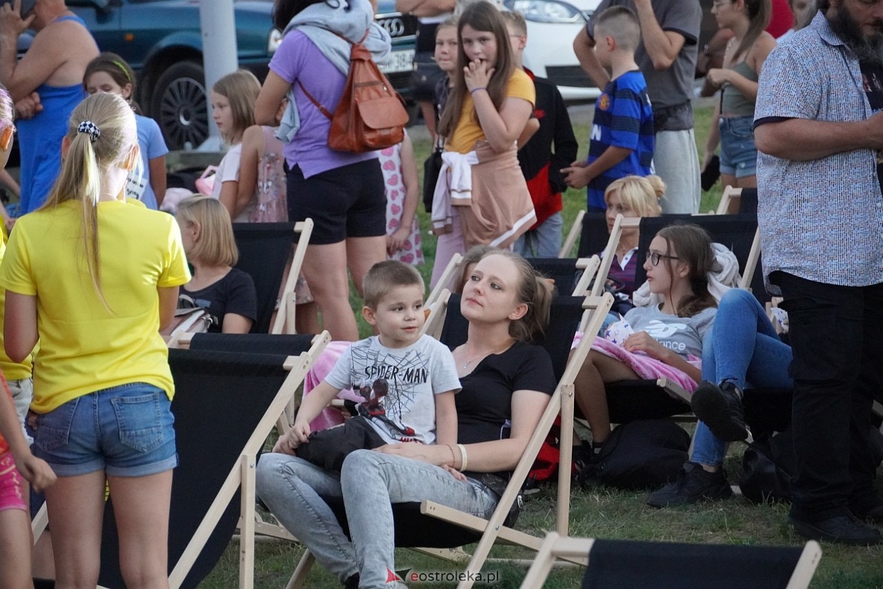 Letnie kino plenerowe w Ostrołęce. Na dużym ekranie film „Krudowie 2: Nowa Era” [24.08.2024] - zdjęcie #77 - eOstroleka.pl