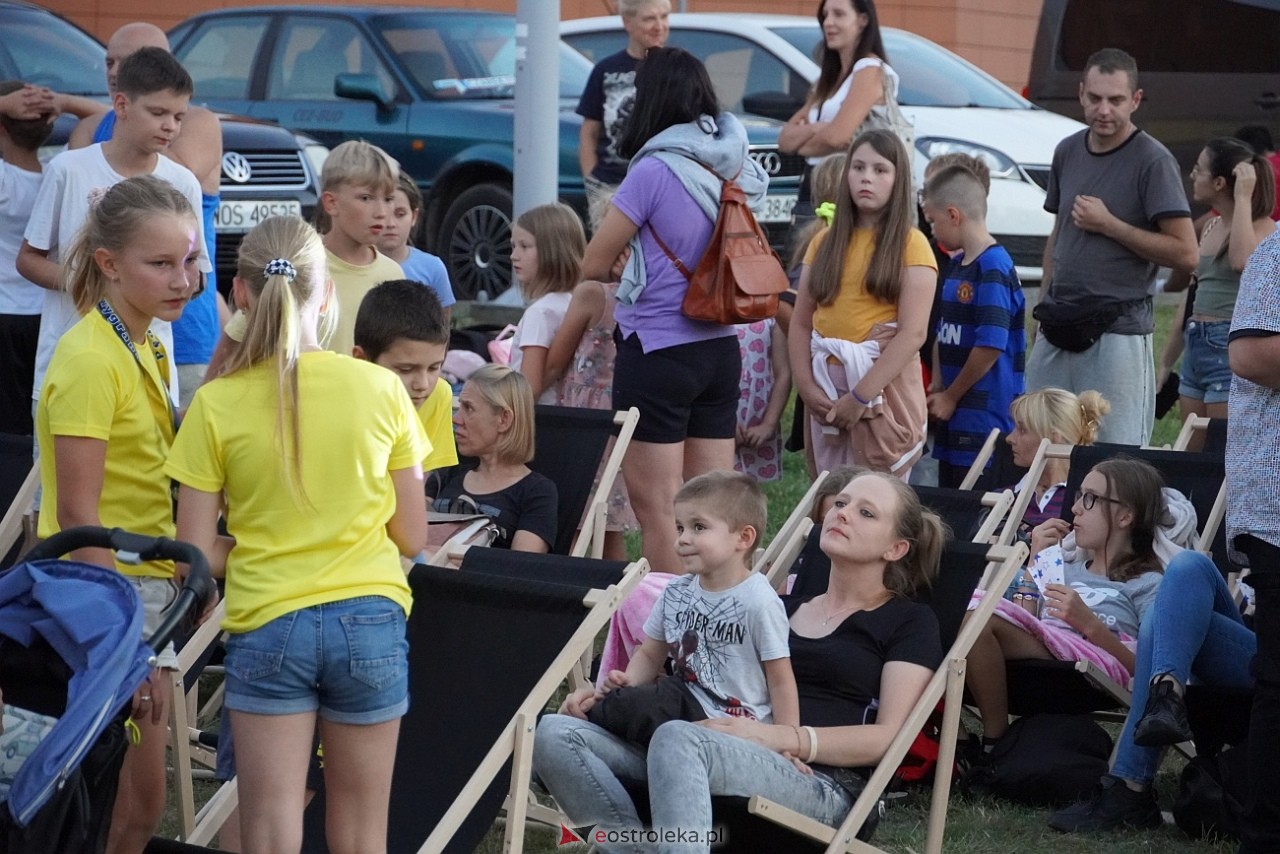 Letnie kino plenerowe w Ostrołęce. Na dużym ekranie film „Krudowie 2: Nowa Era” [24.08.2024] - zdjęcie #76 - eOstroleka.pl