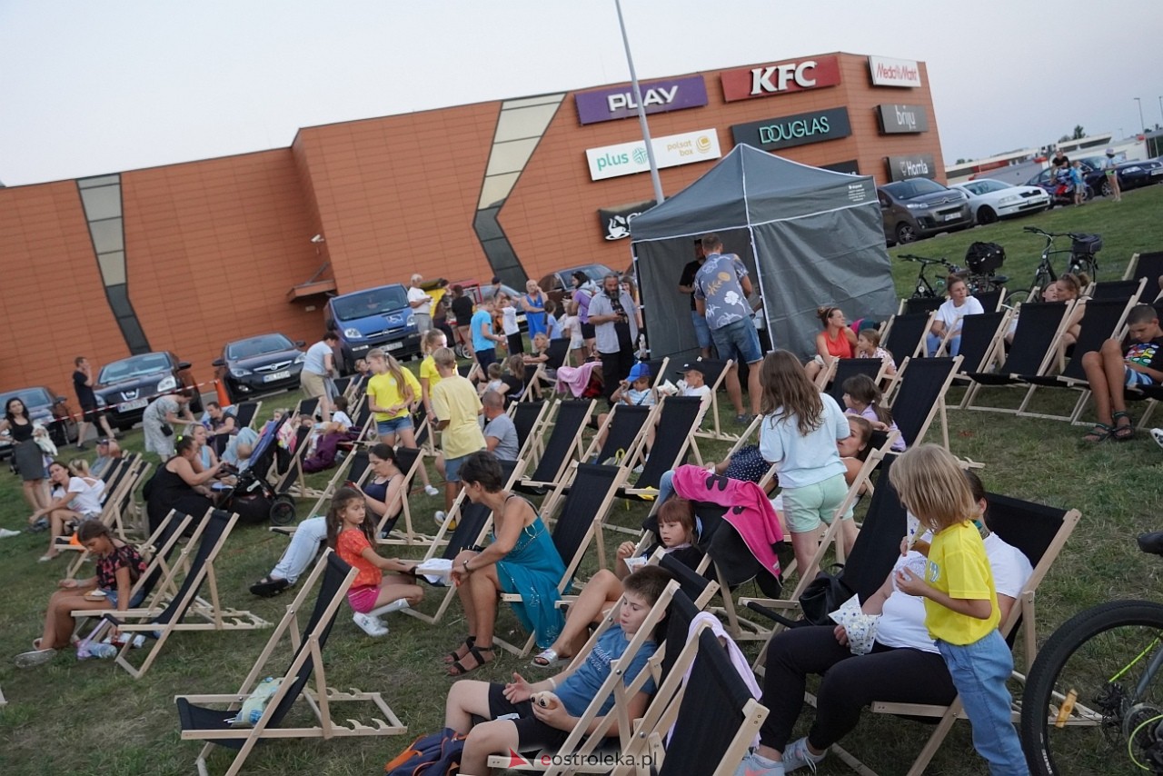 Letnie kino plenerowe w Ostrołęce. Na dużym ekranie film „Krudowie 2: Nowa Era” [24.08.2024] - zdjęcie #75 - eOstroleka.pl