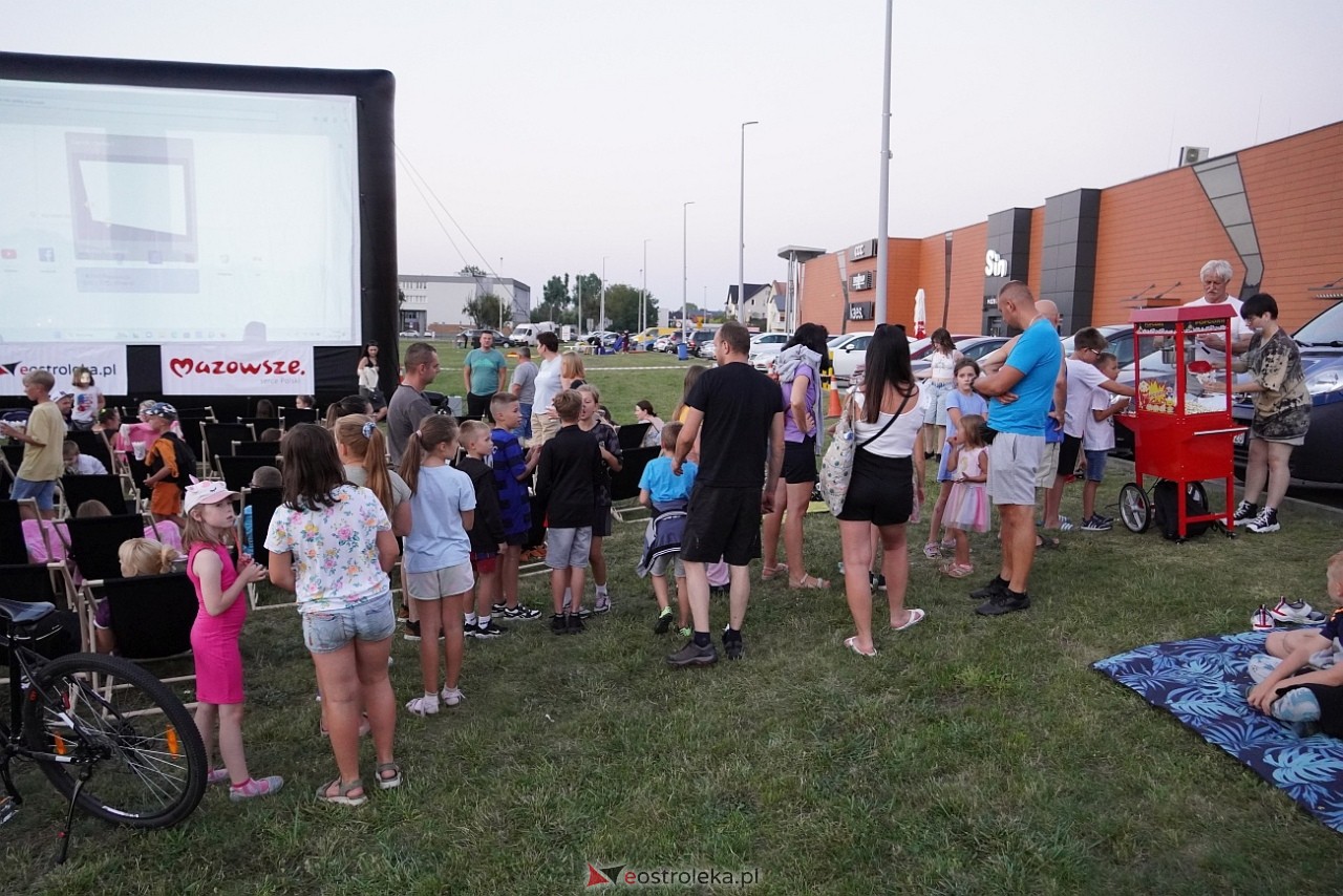 Letnie kino plenerowe w Ostrołęce. Na dużym ekranie film „Krudowie 2: Nowa Era” [24.08.2024] - zdjęcie #74 - eOstroleka.pl