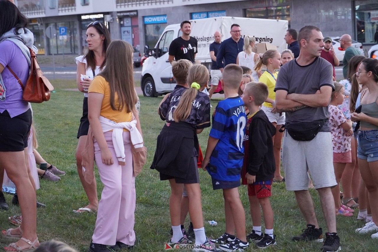 Letnie kino plenerowe w Ostrołęce. Na dużym ekranie film „Krudowie 2: Nowa Era” [24.08.2024] - zdjęcie #70 - eOstroleka.pl