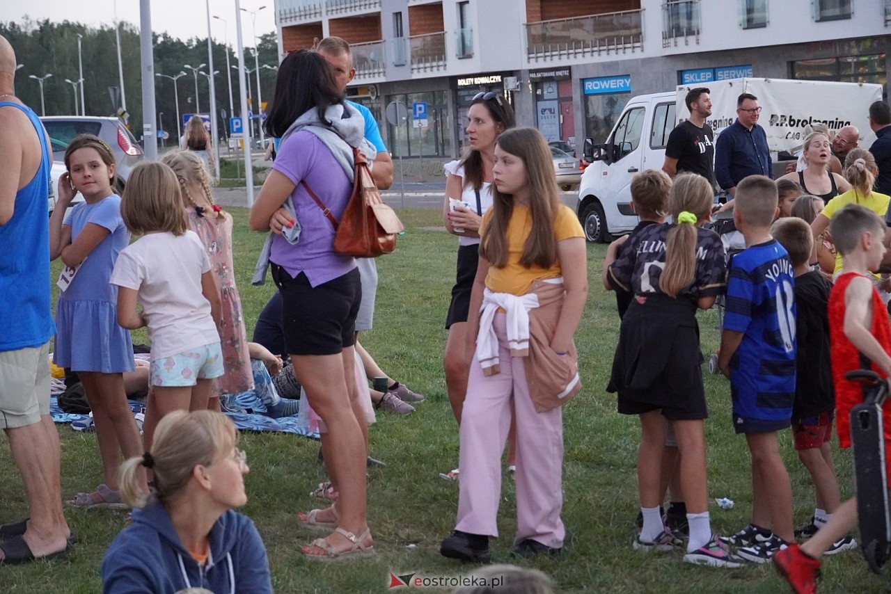 Letnie kino plenerowe w Ostrołęce. Na dużym ekranie film „Krudowie 2: Nowa Era” [24.08.2024] - zdjęcie #69 - eOstroleka.pl