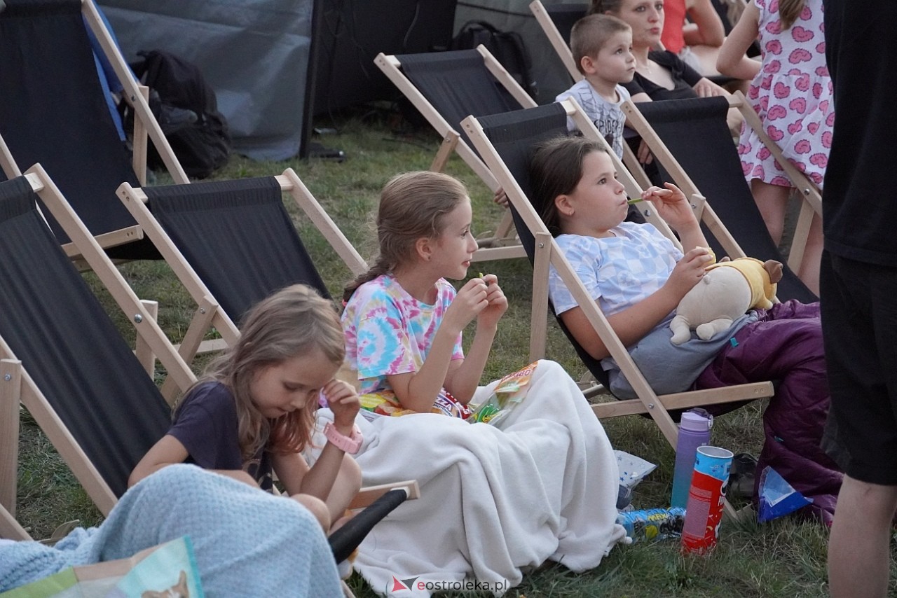 Letnie kino plenerowe w Ostrołęce. Na dużym ekranie film „Krudowie 2: Nowa Era” [24.08.2024] - zdjęcie #68 - eOstroleka.pl