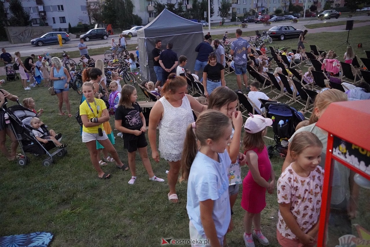 Letnie kino plenerowe w Ostrołęce. Na dużym ekranie film „Krudowie 2: Nowa Era” [24.08.2024] - zdjęcie #67 - eOstroleka.pl