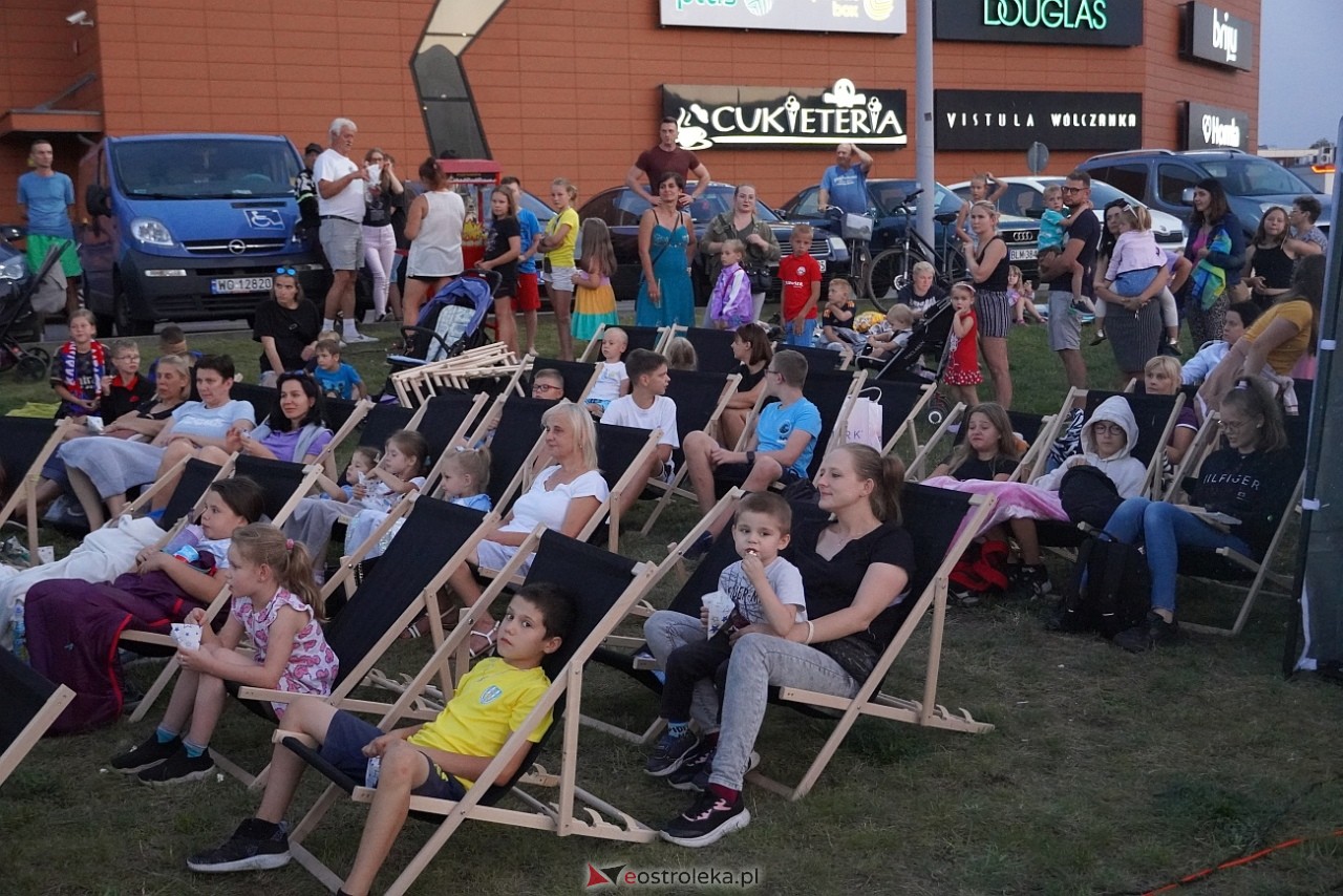 Letnie kino plenerowe w Ostrołęce. Na dużym ekranie film „Krudowie 2: Nowa Era” [24.08.2024] - zdjęcie #59 - eOstroleka.pl
