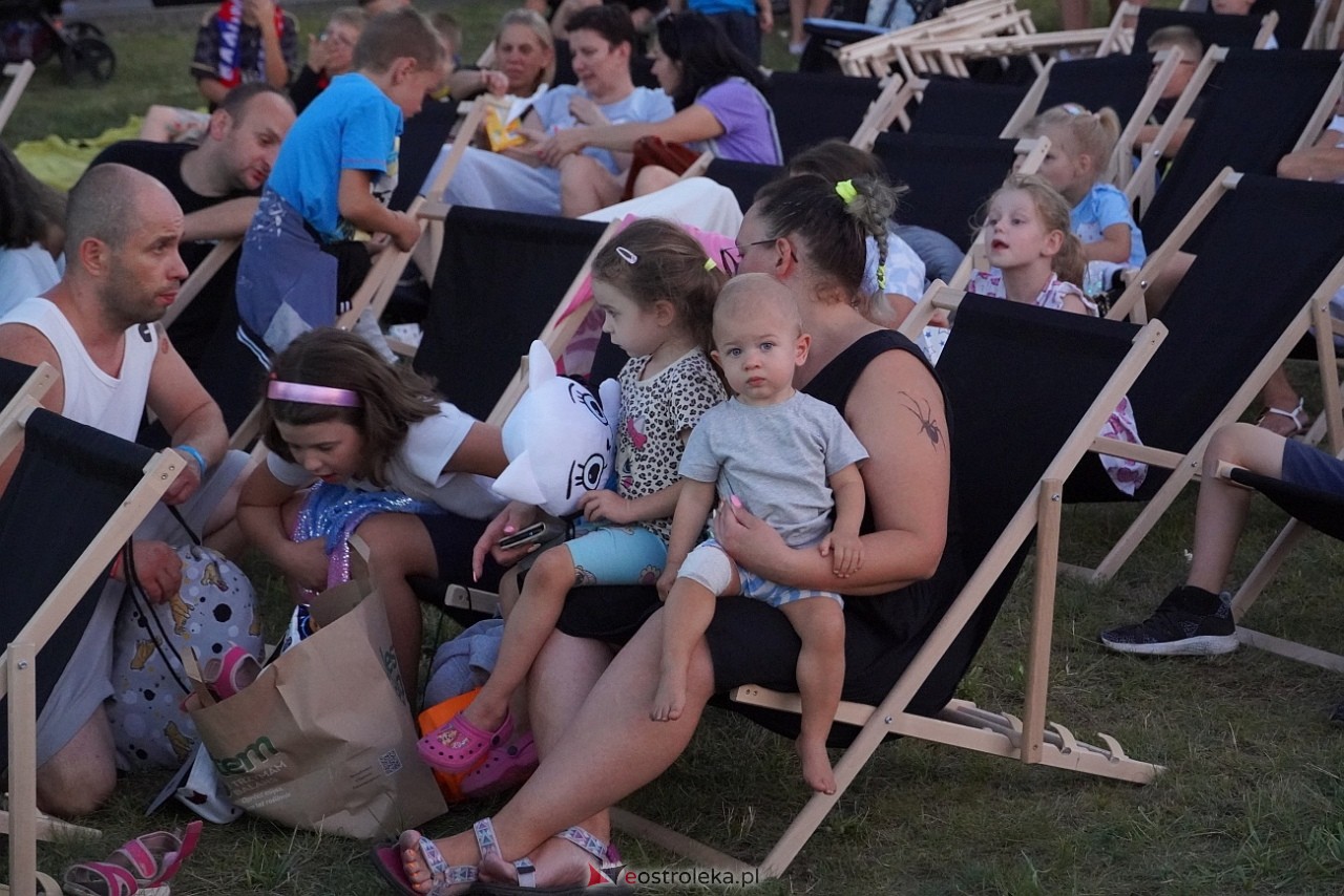 Letnie kino plenerowe w Ostrołęce. Na dużym ekranie film „Krudowie 2: Nowa Era” [24.08.2024] - zdjęcie #53 - eOstroleka.pl