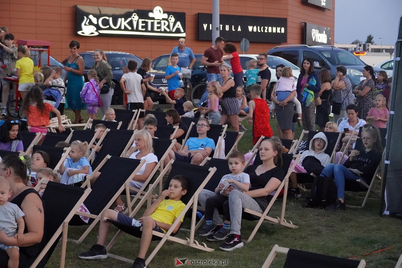 Letnie kino plenerowe w Ostrołęce. Na dużym ekranie film „Krudowie 2: Nowa Era” [24.08.2024] - zdjęcie #52 - eOstroleka.pl