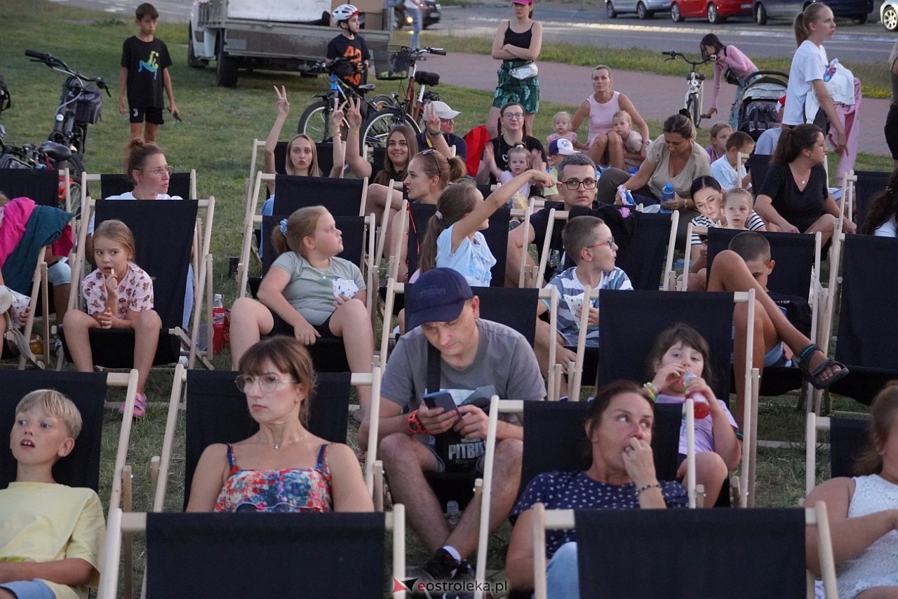 Letnie kino plenerowe w Ostrołęce. Na dużym ekranie film „Krudowie 2: Nowa Era” [24.08.2024] - zdjęcie #51 - eOstroleka.pl