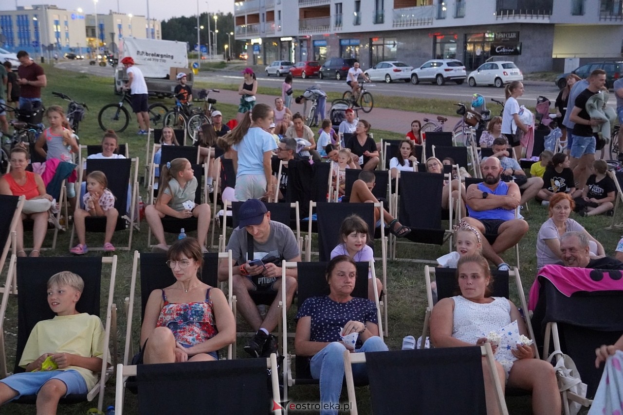 Letnie kino plenerowe w Ostrołęce. Na dużym ekranie film „Krudowie 2: Nowa Era” [24.08.2024] - zdjęcie #49 - eOstroleka.pl