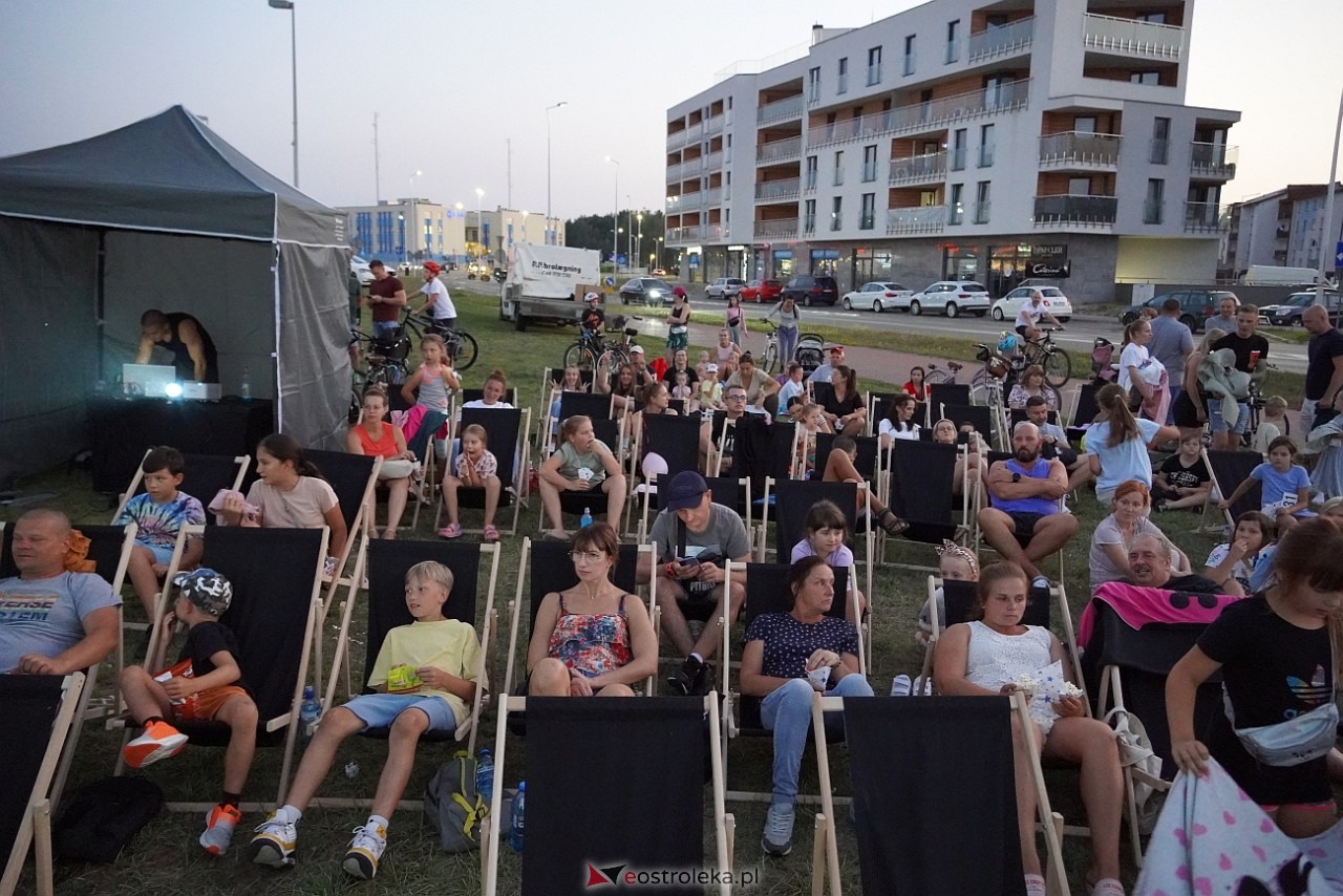 Letnie kino plenerowe w Ostrołęce. Na dużym ekranie film „Krudowie 2: Nowa Era” [24.08.2024] - zdjęcie #48 - eOstroleka.pl