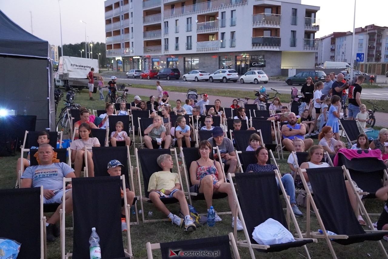 Letnie kino plenerowe w Ostrołęce. Na dużym ekranie film „Krudowie 2: Nowa Era” [24.08.2024] - zdjęcie #43 - eOstroleka.pl