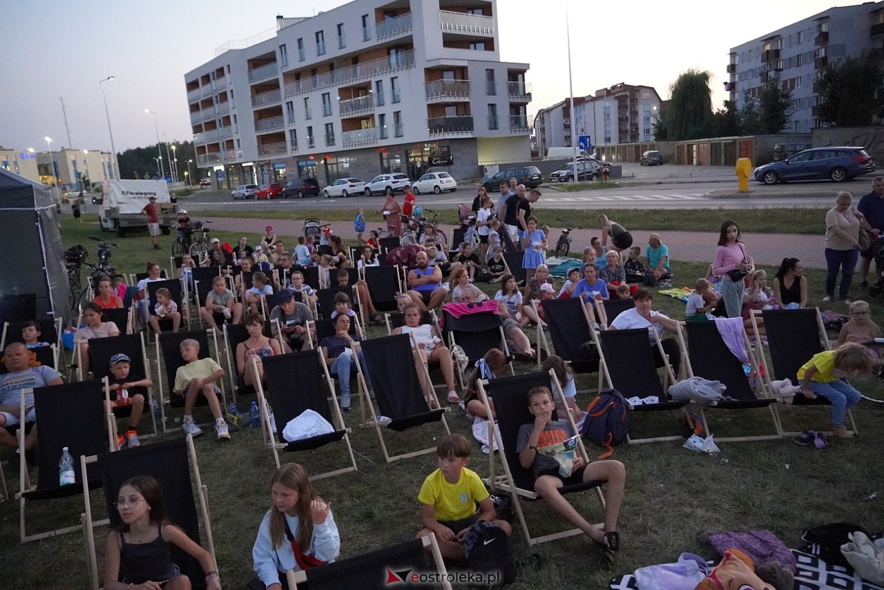 Letnie kino plenerowe w Ostrołęce. Na dużym ekranie film „Krudowie 2: Nowa Era” [24.08.2024] - zdjęcie #42 - eOstroleka.pl