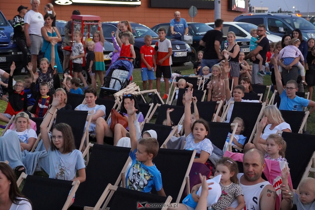 Letnie kino plenerowe w Ostrołęce. Na dużym ekranie film „Krudowie 2: Nowa Era” [24.08.2024] - zdjęcie #37 - eOstroleka.pl