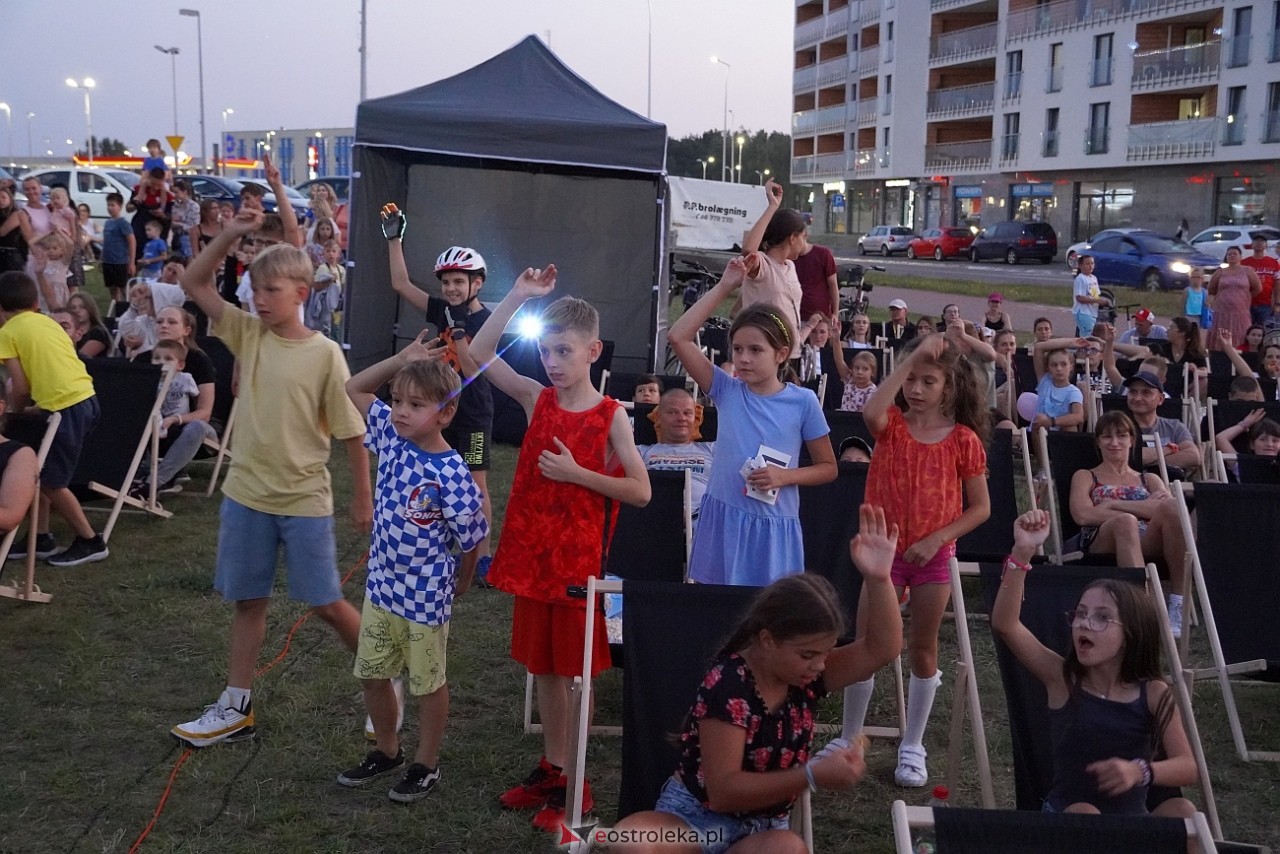 Letnie kino plenerowe w Ostrołęce. Na dużym ekranie film „Krudowie 2: Nowa Era” [24.08.2024] - zdjęcie #32 - eOstroleka.pl
