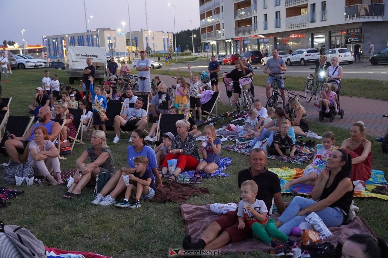 Letnie kino plenerowe w Ostrołęce. Na dużym ekranie film „Krudowie 2: Nowa Era” [24.08.2024] - zdjęcie #20 - eOstroleka.pl