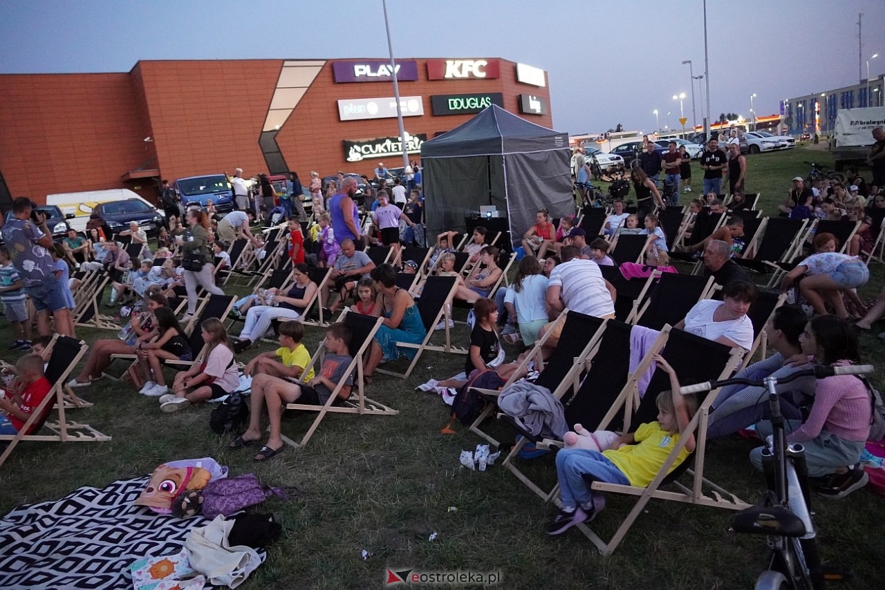 Letnie kino plenerowe w Ostrołęce. Na dużym ekranie film „Krudowie 2: Nowa Era” [24.08.2024] - zdjęcie #19 - eOstroleka.pl