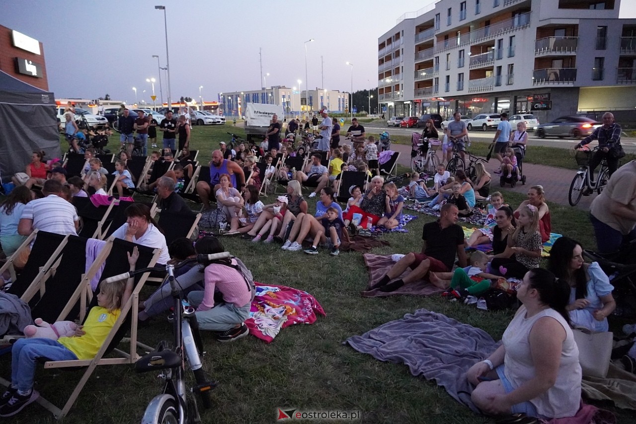 Letnie kino plenerowe w Ostrołęce. Na dużym ekranie film „Krudowie 2: Nowa Era” [24.08.2024] - zdjęcie #17 - eOstroleka.pl