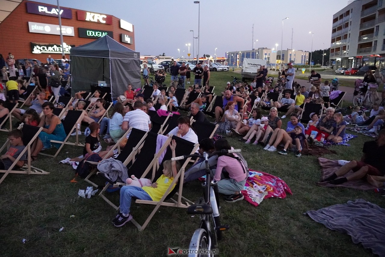 Letnie kino plenerowe w Ostrołęce. Na dużym ekranie film „Krudowie 2: Nowa Era” [24.08.2024] - zdjęcie #16 - eOstroleka.pl