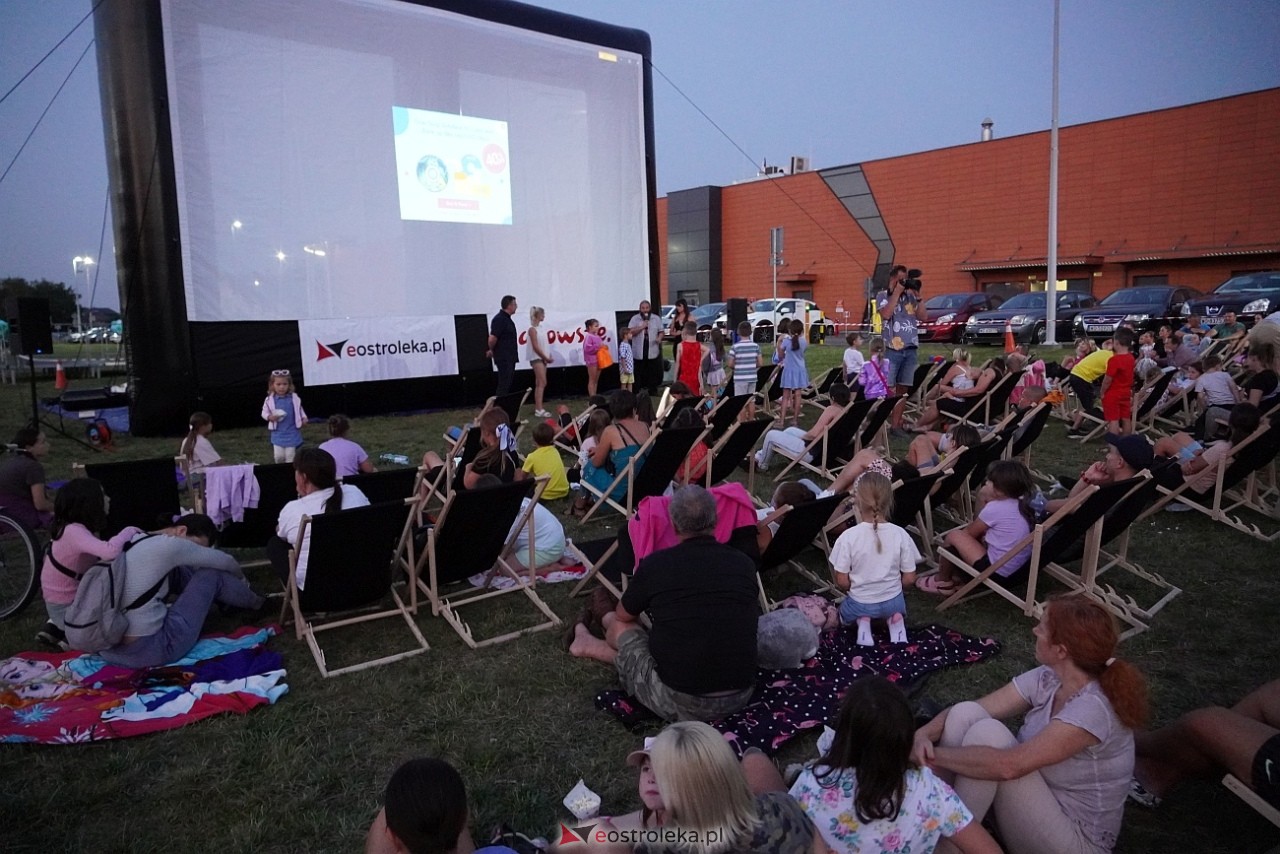 Letnie kino plenerowe w Ostrołęce. Na dużym ekranie film „Krudowie 2: Nowa Era” [24.08.2024] - zdjęcie #14 - eOstroleka.pl