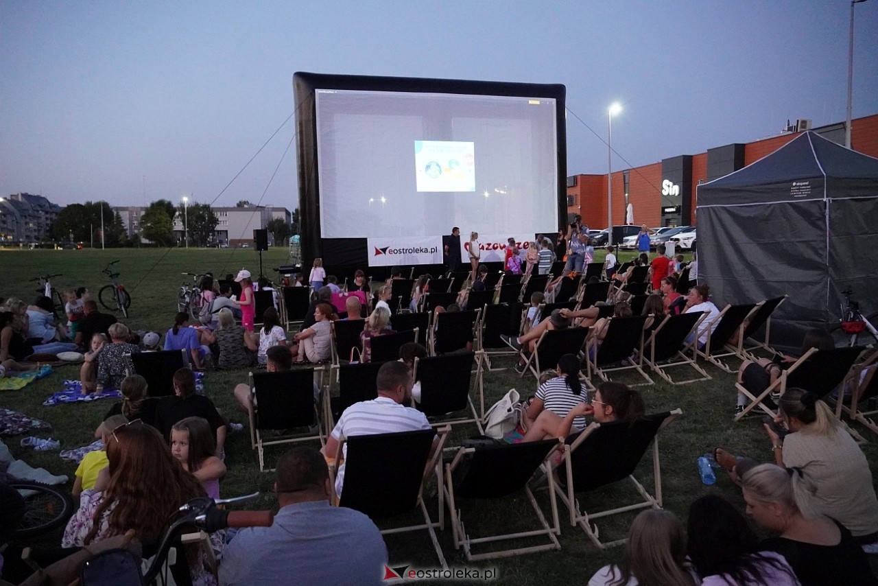 Letnie kino plenerowe w Ostrołęce. Na dużym ekranie film „Krudowie 2: Nowa Era” [24.08.2024] - zdjęcie #13 - eOstroleka.pl