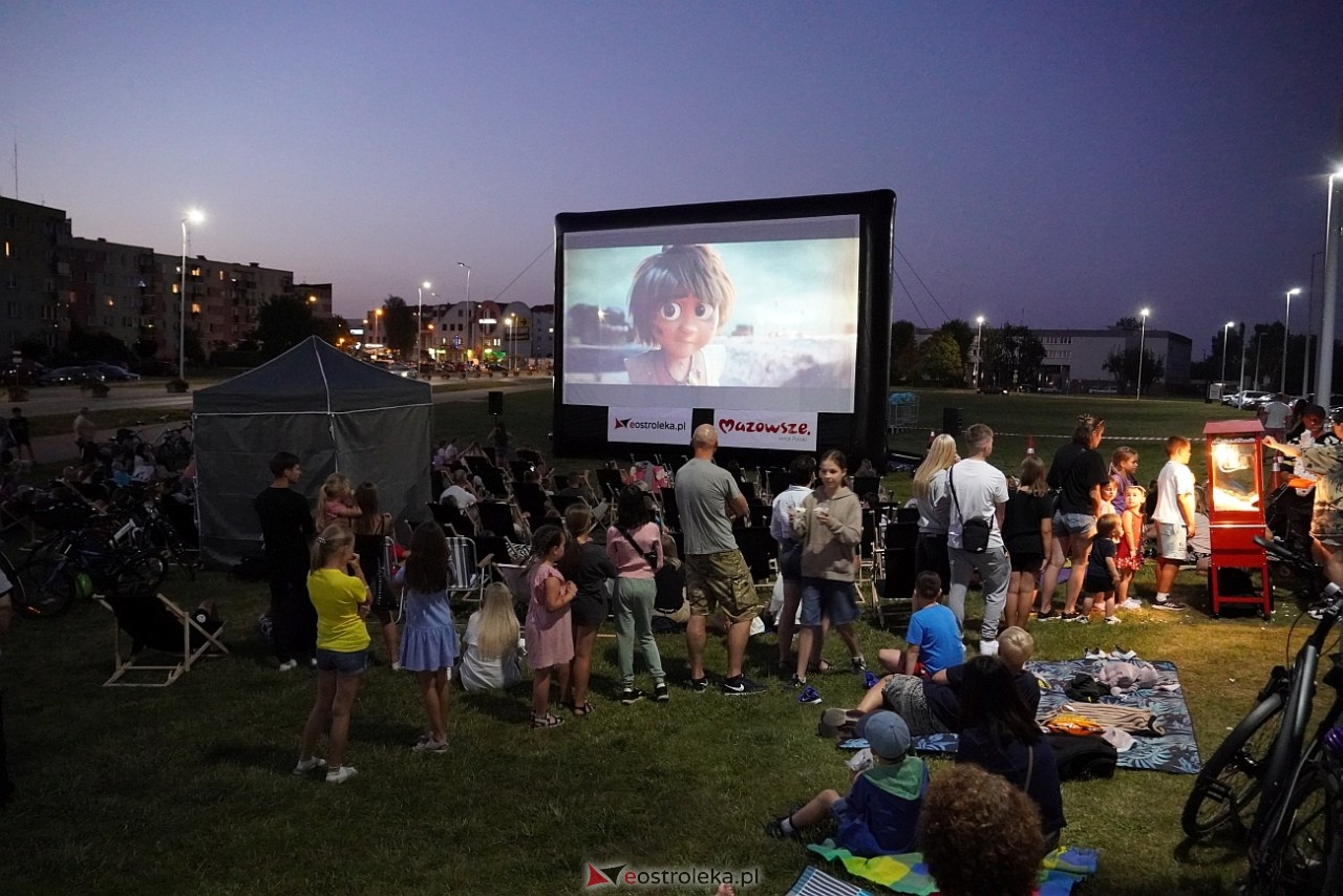 Letnie kino plenerowe w Ostrołęce. Na dużym ekranie film „Krudowie 2: Nowa Era” [24.08.2024] - zdjęcie #12 - eOstroleka.pl