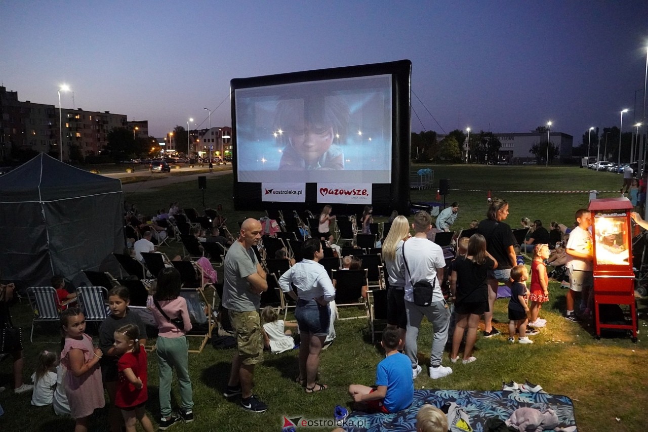 Letnie kino plenerowe w Ostrołęce. Na dużym ekranie film „Krudowie 2: Nowa Era” [24.08.2024] - zdjęcie #10 - eOstroleka.pl