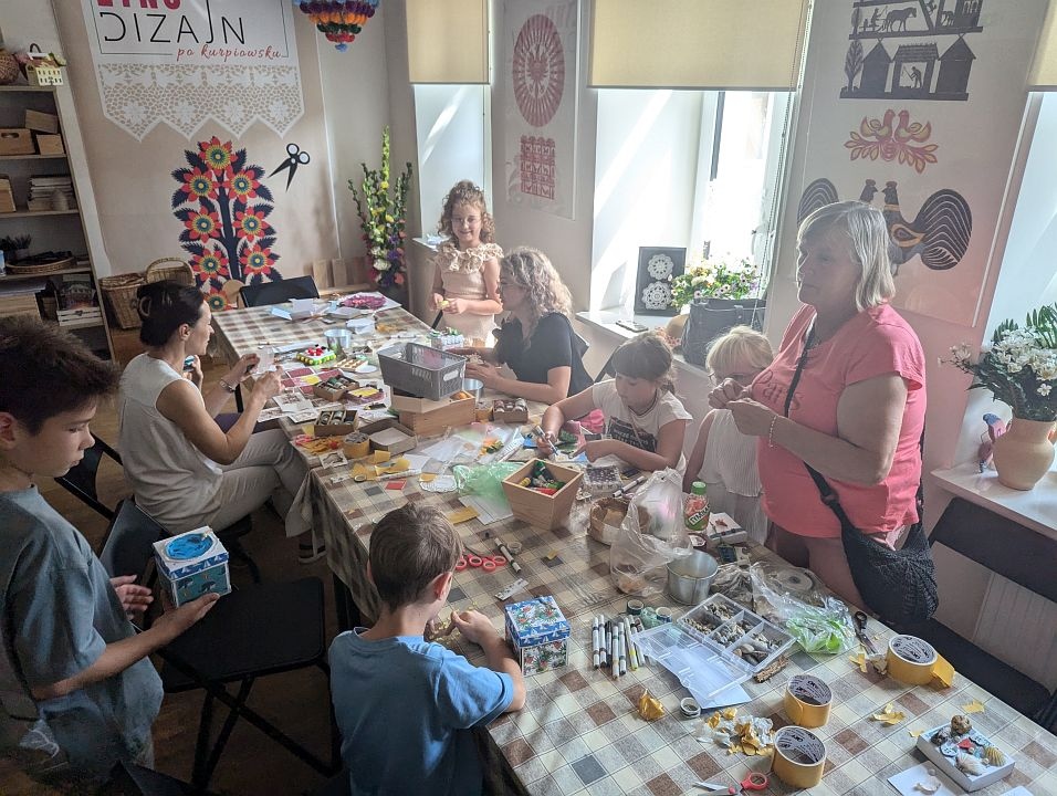Etnodizajn po kurpiowsku - warsztaty rodzinne [25.08.2024] - zdjęcie #2 - eOstroleka.pl