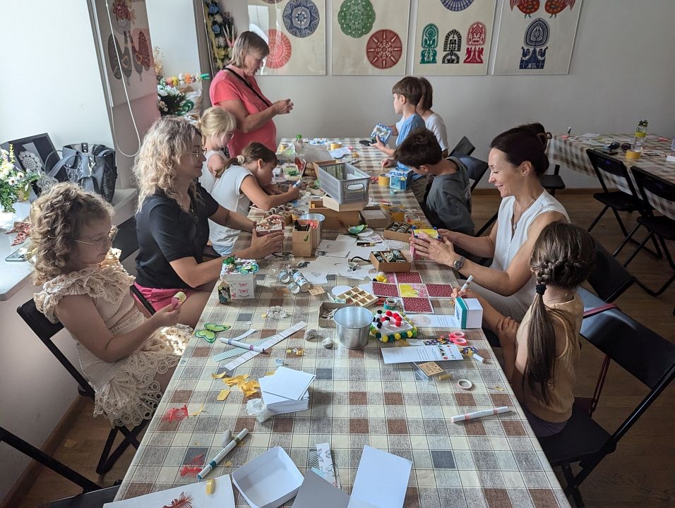Etnodizajn po kurpiowsku - warsztaty rodzinne [25.08.2024] - zdjęcie #1 - eOstroleka.pl