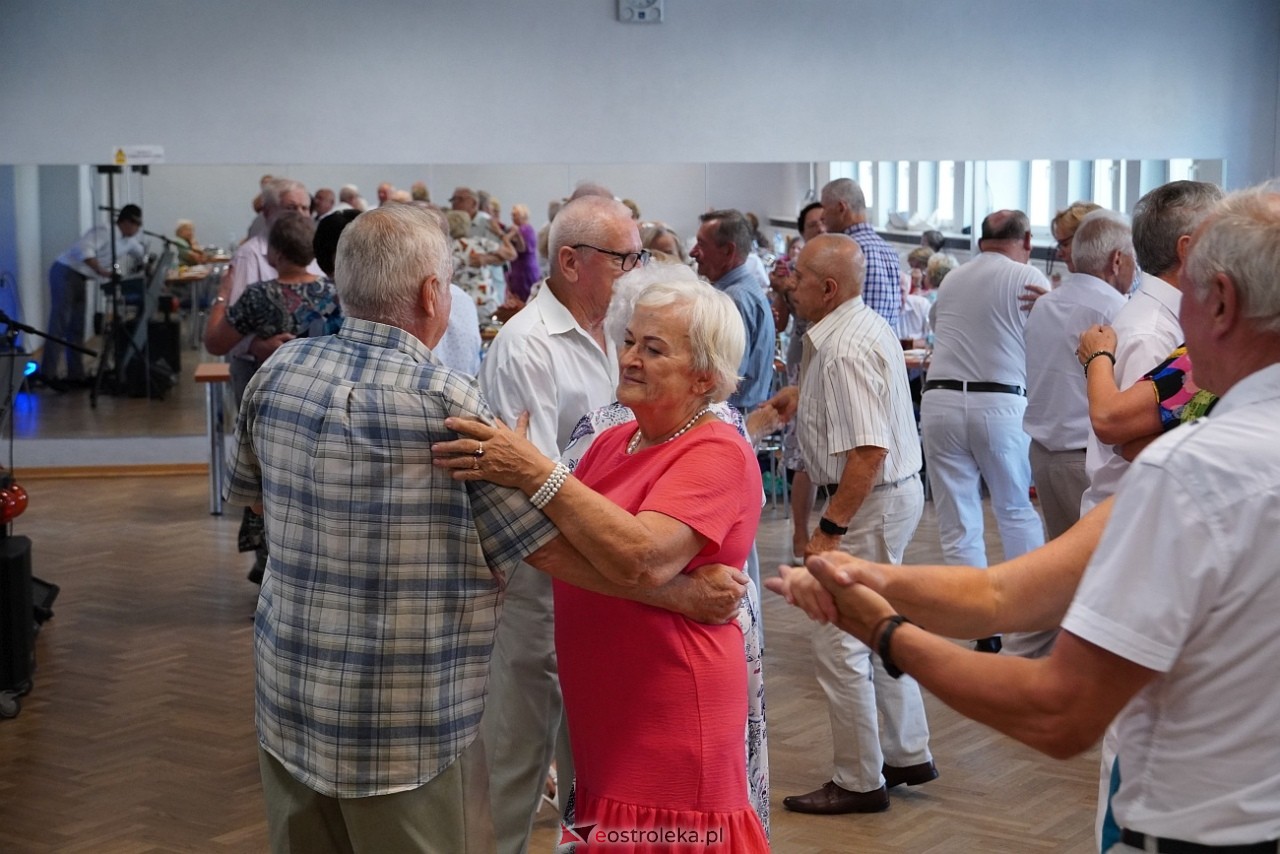 Zabawa taneczna z Klubem Seniora “Wrzos” [25.08.2024] - zdjęcie #35 - eOstroleka.pl