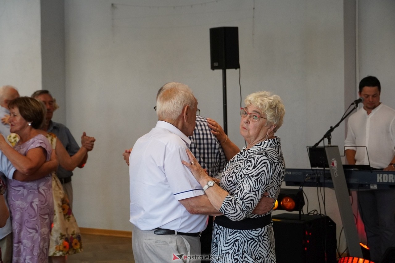 Zabawa taneczna z Klubem Seniora “Wrzos” [25.08.2024] - zdjęcie #18 - eOstroleka.pl