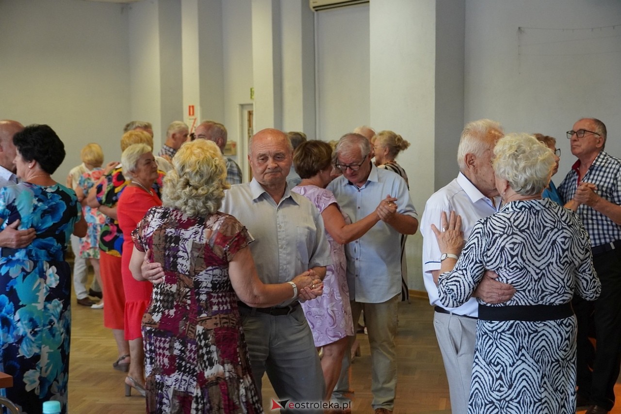 Zabawa taneczna z Klubem Seniora “Wrzos” [25.08.2024] - zdjęcie #16 - eOstroleka.pl
