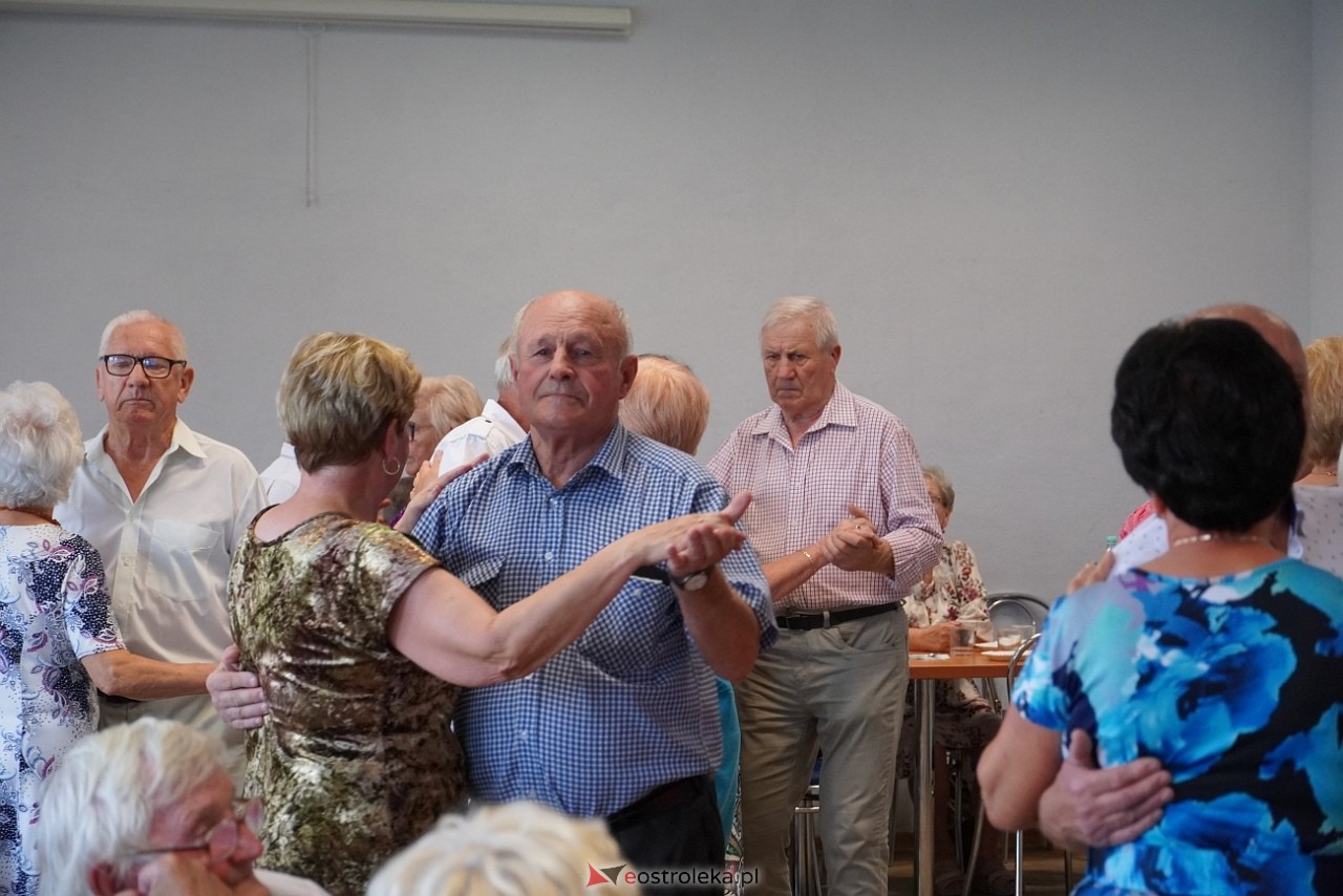 Zabawa taneczna z Klubem Seniora “Wrzos” [25.08.2024] - zdjęcie #15 - eOstroleka.pl
