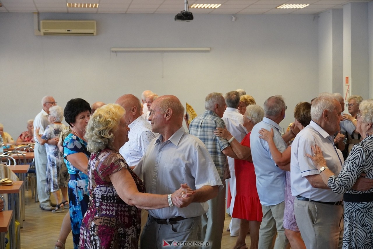 Zabawa taneczna z Klubem Seniora “Wrzos” [25.08.2024] - zdjęcie #14 - eOstroleka.pl