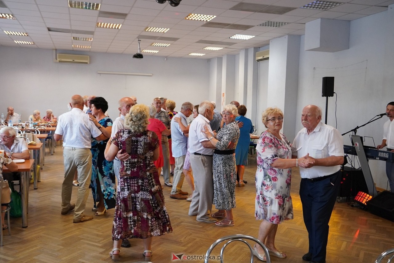 Zabawa taneczna z Klubem Seniora “Wrzos” [25.08.2024] - zdjęcie #13 - eOstroleka.pl