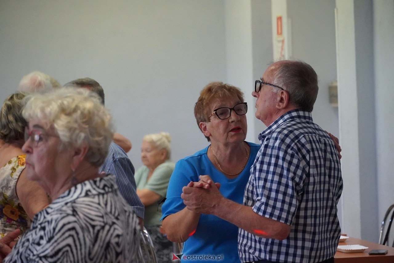 Zabawa taneczna z Klubem Seniora “Wrzos” [25.08.2024] - zdjęcie #12 - eOstroleka.pl