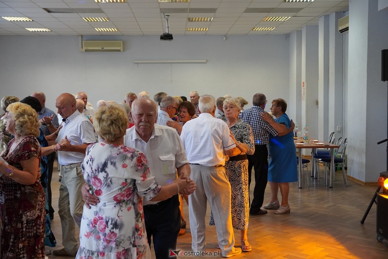 Zabawa taneczna z Klubem Seniora “Wrzos” [25.08.2024] - zdjęcie #11 - eOstroleka.pl
