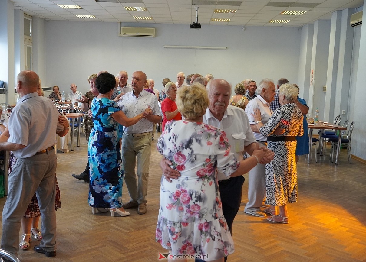 Zabawa taneczna z Klubem Seniora “Wrzos” [25.08.2024] - zdjęcie #9 - eOstroleka.pl
