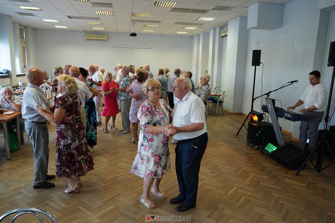 Zabawa taneczna z Klubem Seniora “Wrzos” [25.08.2024] - zdjęcie #8 - eOstroleka.pl
