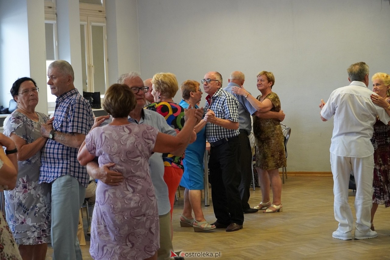 Zabawa taneczna z Klubem Seniora “Wrzos” [25.08.2024] - zdjęcie #7 - eOstroleka.pl