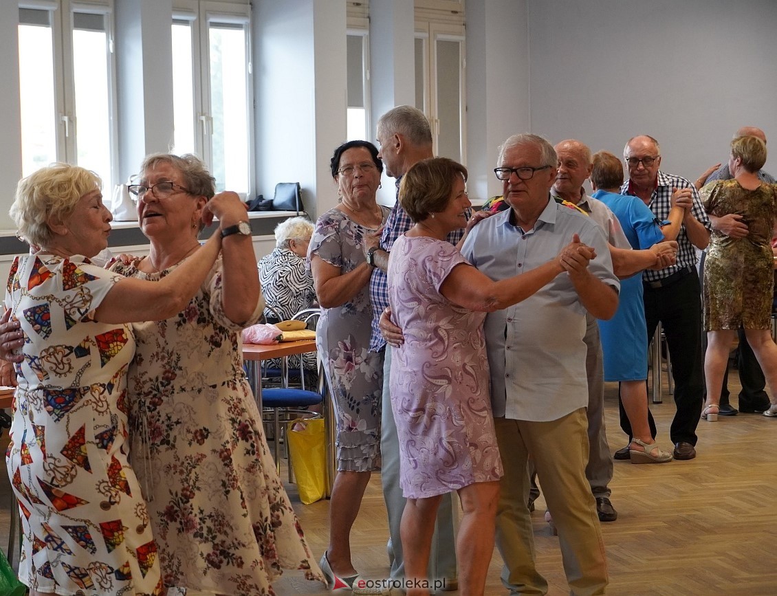 Zabawa taneczna z Klubem Seniora “Wrzos” [25.08.2024] - zdjęcie #5 - eOstroleka.pl