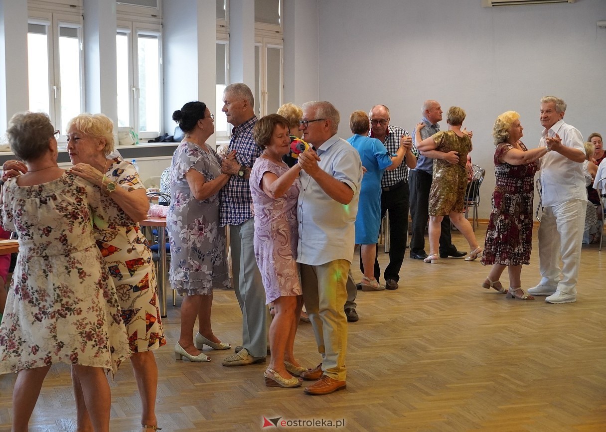 Zabawa taneczna z Klubem Seniora “Wrzos” [25.08.2024] - zdjęcie #4 - eOstroleka.pl