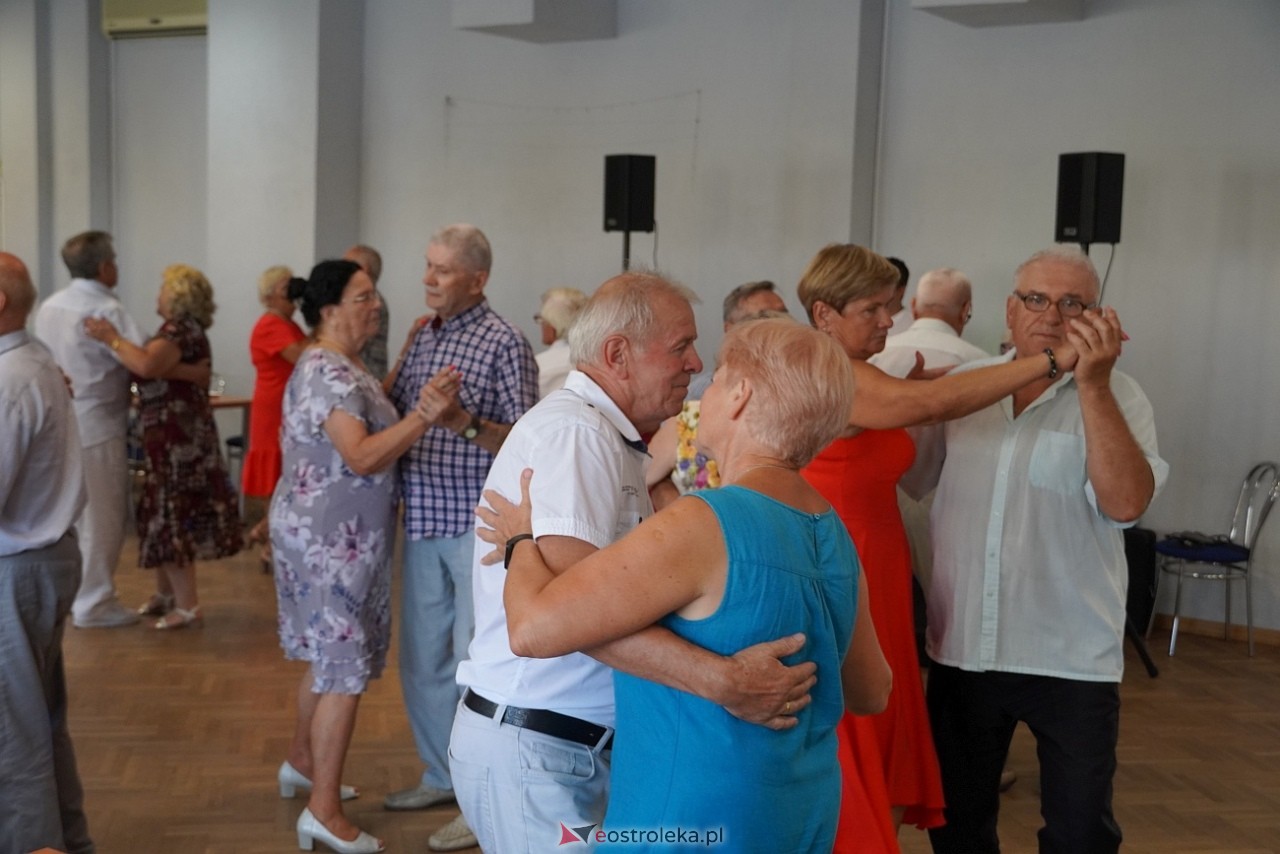 Zabawa taneczna z Klubem Seniora “Wrzos” [25.08.2024] - zdjęcie #2 - eOstroleka.pl